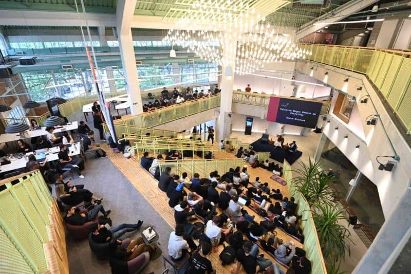 Distrito Hub atrium and coworking